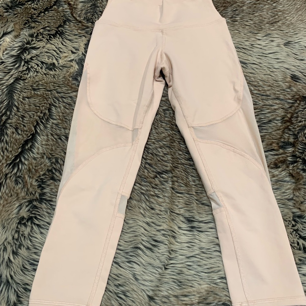 Alo High Waisted Coast Capri Yoga Leggings in Light Pink Size XS